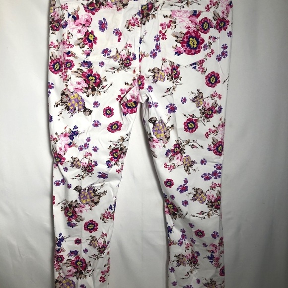 Womens White and Floral Pants. Waist 39” x Inseam 32”(14). - Picture 2 of 7